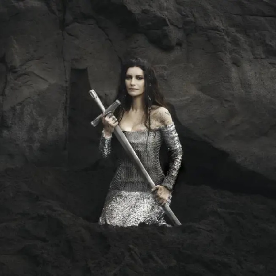 Laura Pausini riaccende l’attesa e scuote i fan: a febbraio arriva “Io Canto 2”, un ritorno carico di emozione e memoria, mentre la tracklist finalmente svelata promette scelte sorprendenti, brani iconici reinventati e un viaggio musicale destinato a far discutere.