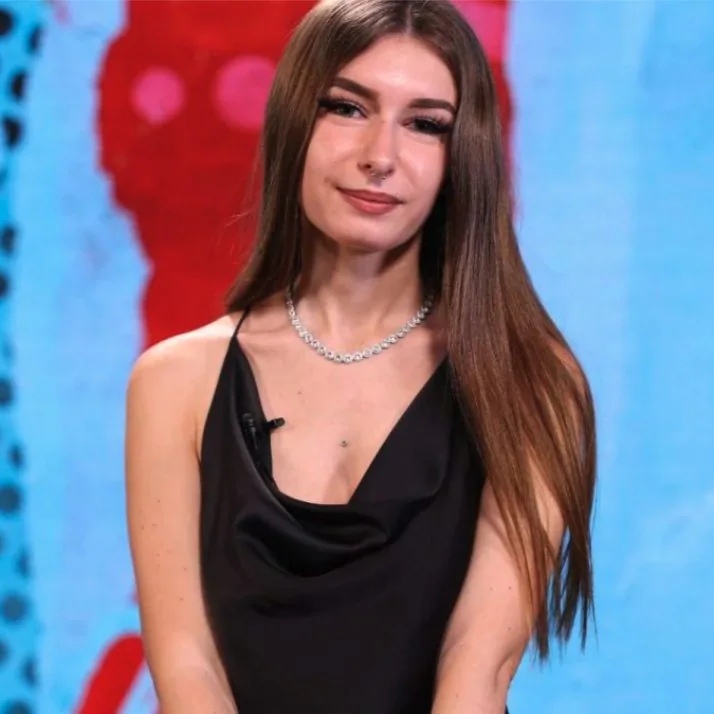 ULTIME NOTIZIE… Una tempesta si sta scatenando attorno a Elisa Esposito: le sue azioni, le sue parole e le sue scelte sono sottoposte a un attento esame,