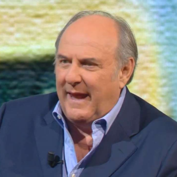 STEFANO DE MARTINO ROMPE IL SILENZIO A BELVE: “NON ESISTONO SEPARAZIONI FELICI”. UNA FRASE GELIDA CHE CONGELA LO STUDIO